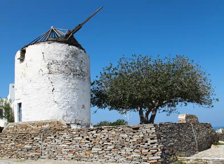 Στην μικρή πλατεία του χωριού είναι οι τέσσερις ανεμόμυλοι